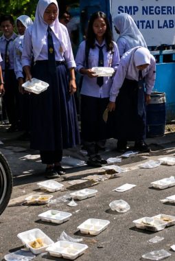 Viral Siswa SMP di Deli Serdang Buang MBG ke Jalan, Diduga Basi dan Tak Layak Konsumsi